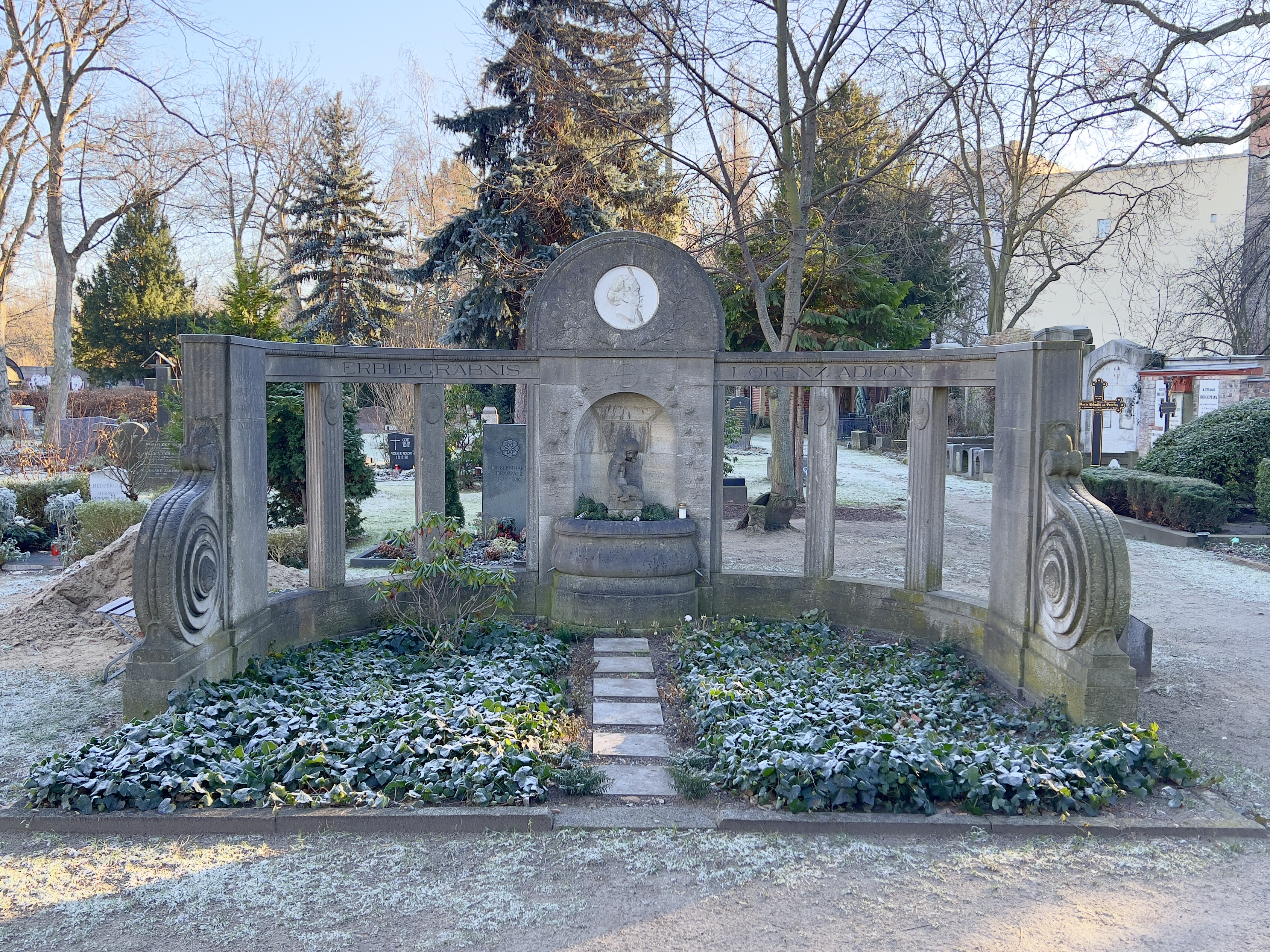 Grabstein Louis Adlon, Alter Domfriedhof der St.-Hedwigs-Gemeinde, Berlin-Mitte