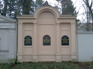 Grabstein Auguste Girard, geb. Menger, Alter Domfriedhof der St.-Hedwigs-Gemeinde, Berlin-Mitte