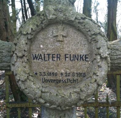Grabstein Walter Funke, Alter Dorffriedhof Kleinmachnow, Brandenburg