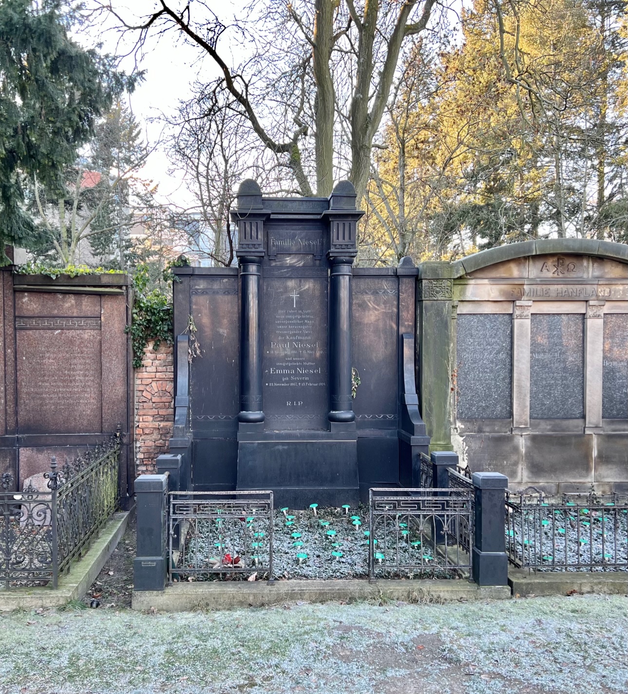 Grabstein Paul Niesel, Alter Domfriedhof der St.-Hedwigs-Gemeinde, Berlin-Mitte, Deutschland