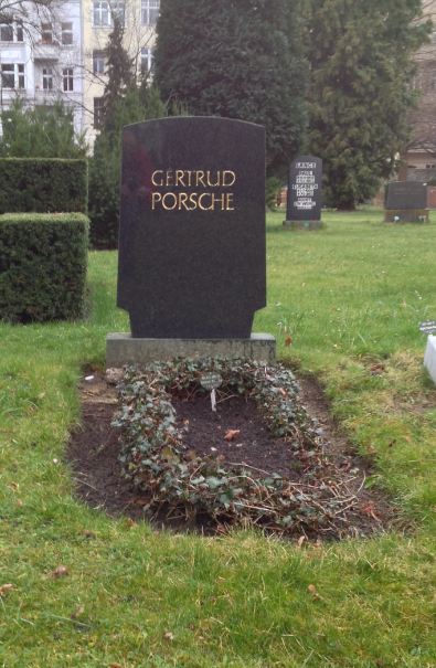 Grabstein Gertrud Porsche, Alter Friedhof der Zwölf-Apostel-Gemeinde, Berlin-Schöneberg