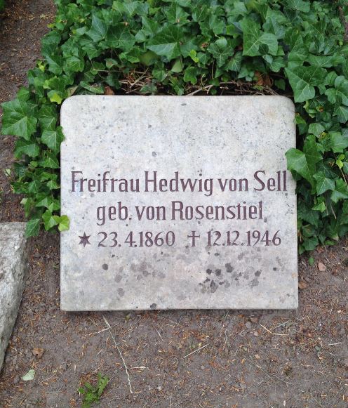 Grabstein Hedwig Freifrau von Sell, geb. von Rosenstiel, Friedhof Bornstedt, Brandenburg