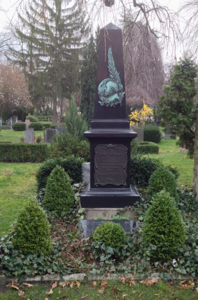 Grabstein Ernst Wichert, Alter Friedhof der Zwölf-Apostel-Gemeinde, Berlin-Schöneberg