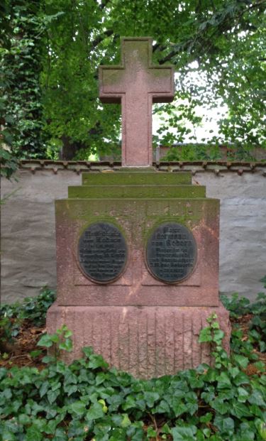 Grabstein Wolff-Dietrich von Redern, Friedhof Bornstedt, Brandenburg