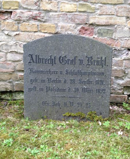 Grabstein Albrecht Graf von Brühl, Friedhof Bornstedt, Brandenburg