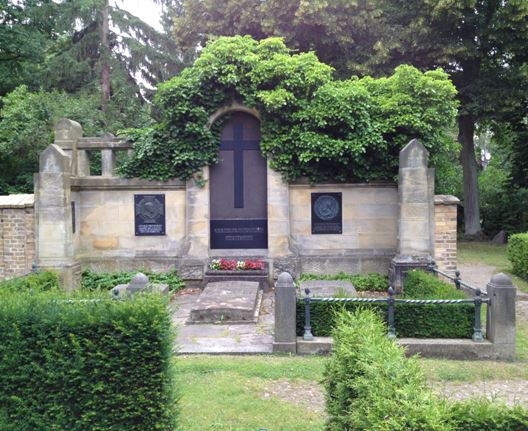 Gedenkstein Arnold Pietschker, Friedhof Bornstedt, Brandenburg