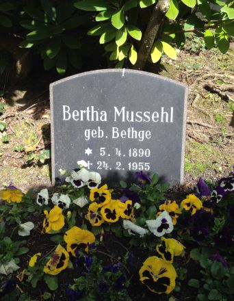 Grabstein Berta Mussehl, geb. Bethge, Friedhof Zehlendorf, Onkel-Tom-Str., Berlin