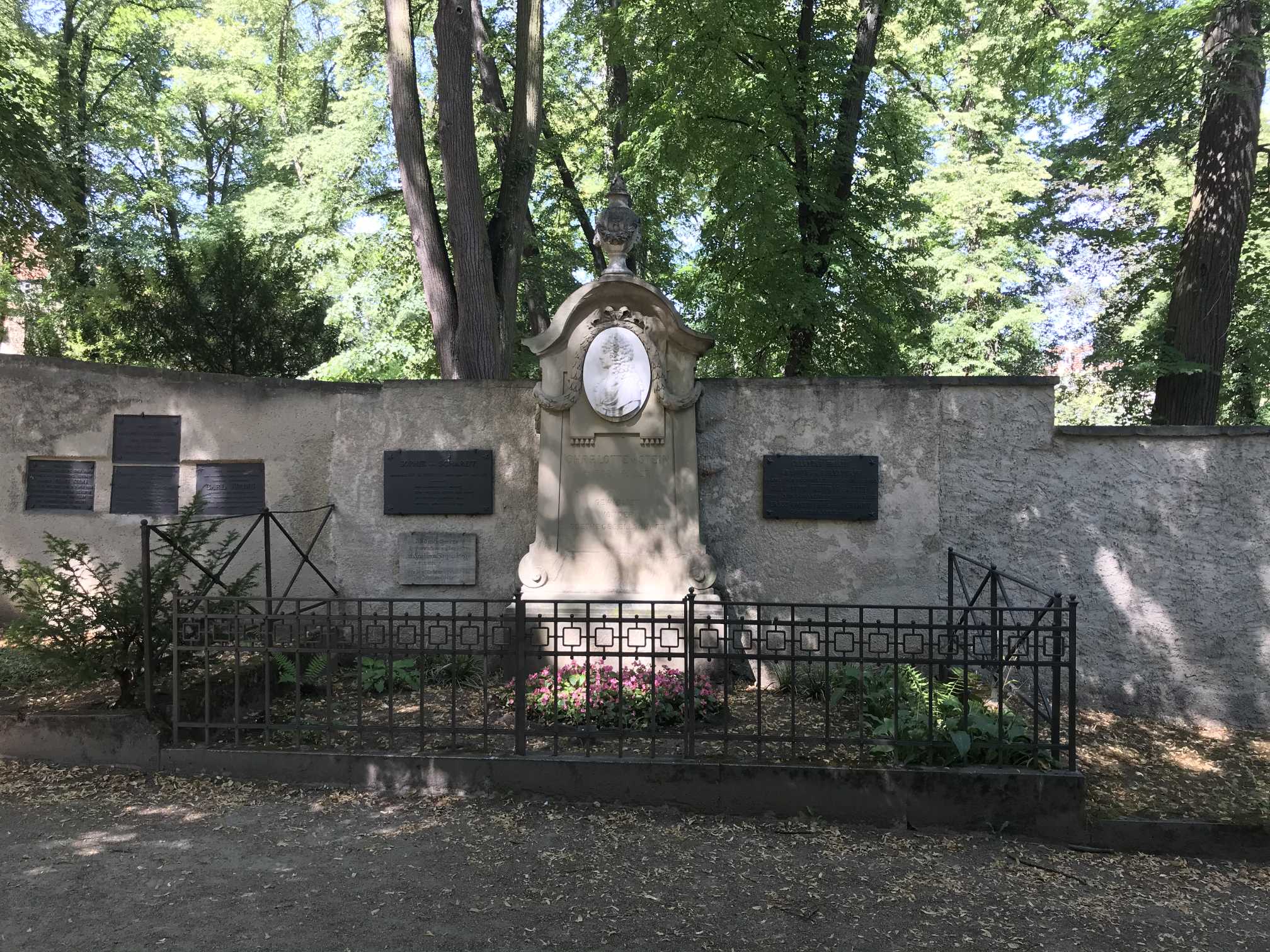 Grabstätte Charitas Emilie Gräfin von Bernstorff, geb. Gräfin von Buchwald, Historischer Friedhof Weimar, Thüringen, Deutschland