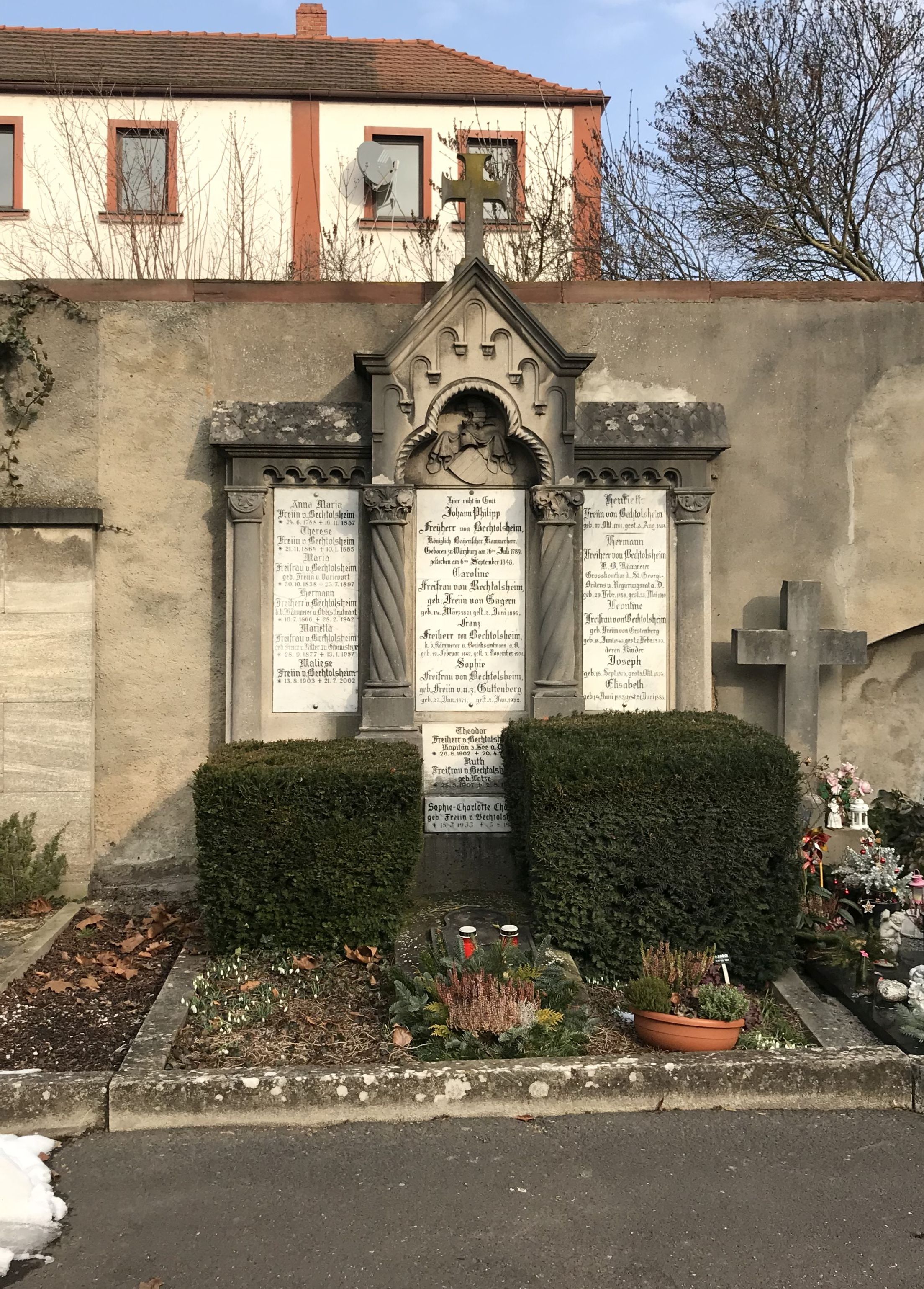 Grabstein Marietta Freifrau von Bechtolsheim, geb. Freiin von Ritter zu Groenesteyn, Hauptfriedhof Würzburg, Unterfranken, Bayern, Deutschland