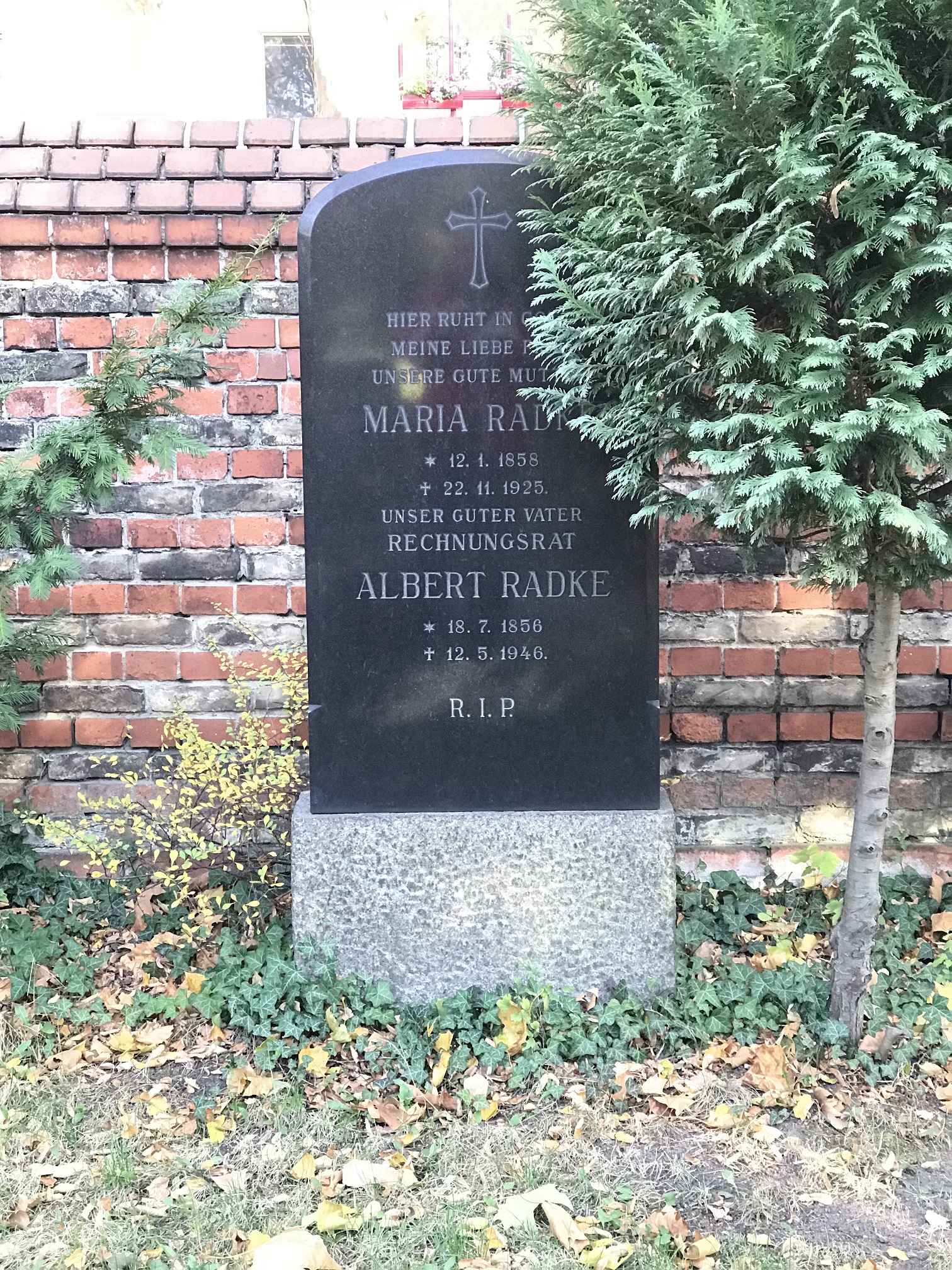 Grabstein Albert Radke, St. Hedwigs-Friedhof, Berlin-Weißensee