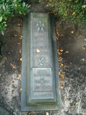 Grabstein Otto Lilienthal, Friedhof Lankwitz, Berlin-Lankwitz, Lange Str. 8-9, Kiesstr. 33