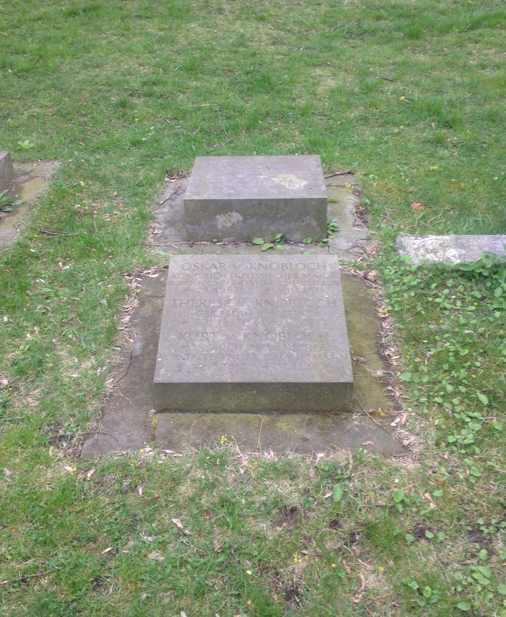 Restitutionsgrabstein Kurt von Knobloch, Invalidenfriedhof Berlin