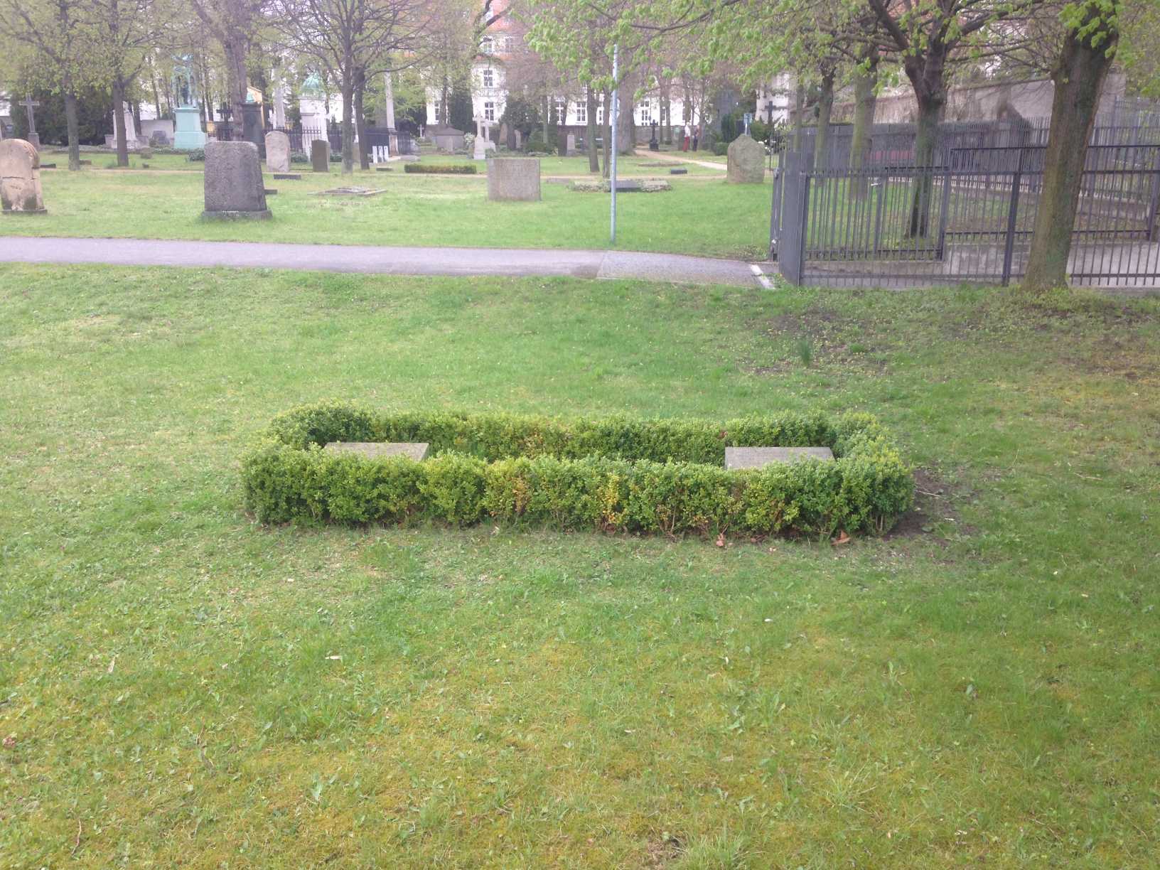 Restitutionsgrabstein Mila von Arnim, geb. Koch, Invalidenfriedhof Berlin