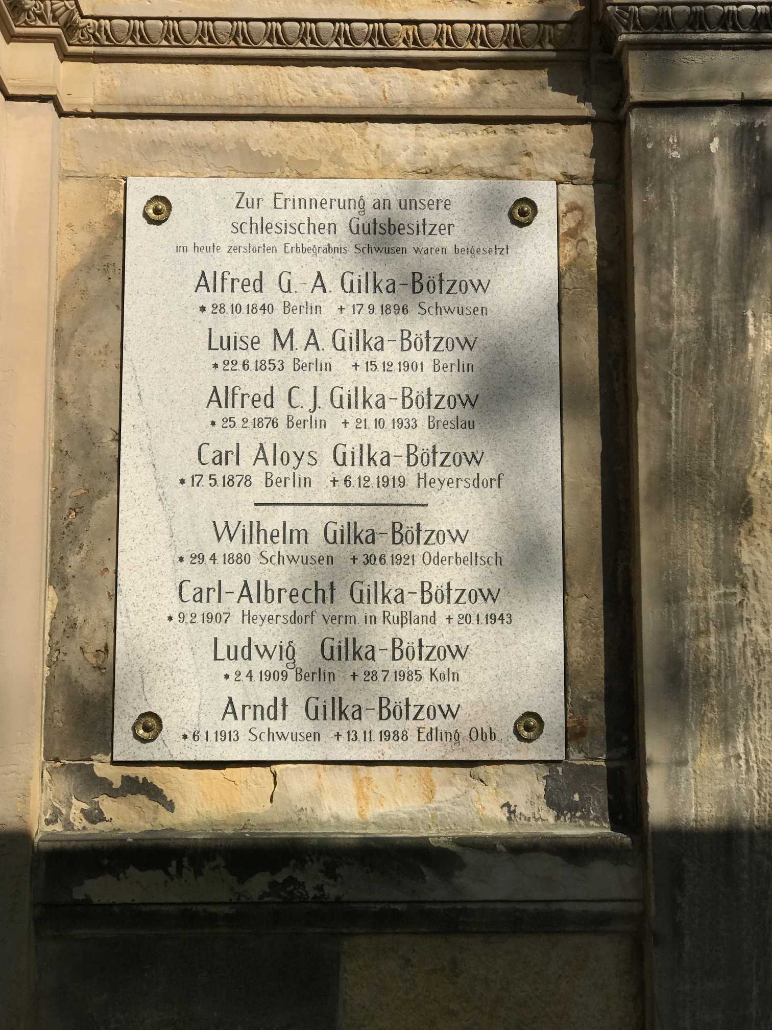 Gedenkstein Arndt Gilka-Bötzow auf dem Dreifaltigkeitskirchhof II in Berlin-Kreuzberg