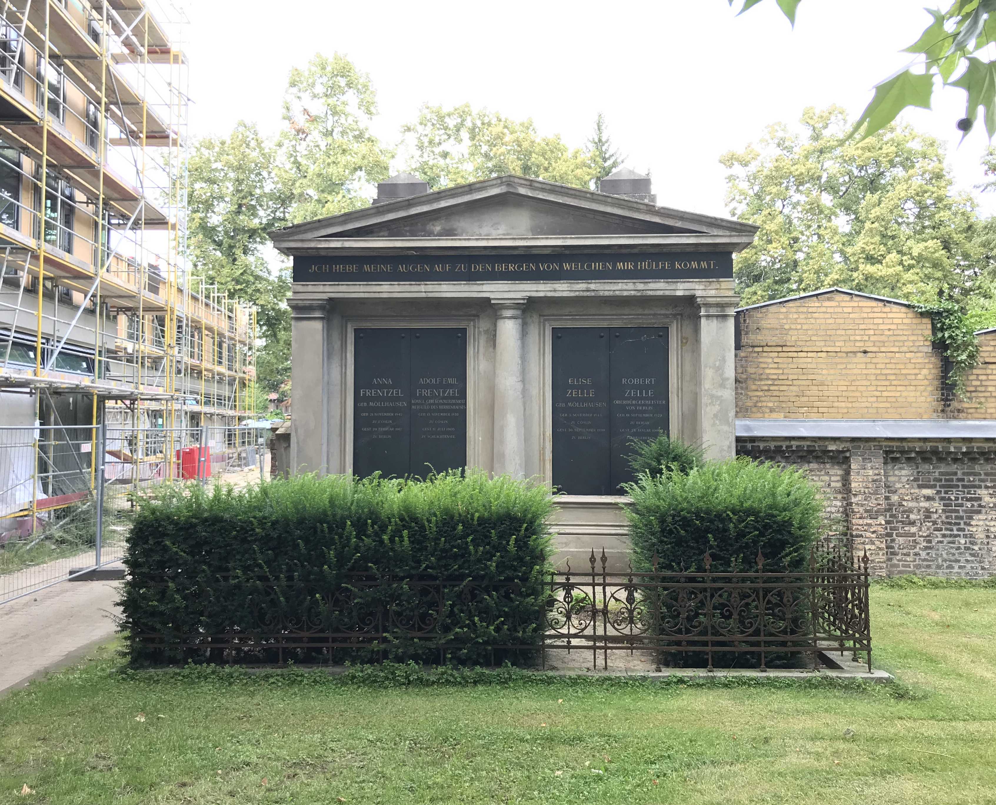 Grabstein Waldemar Frentzel, Friedhof der St. Thomas Gemeine, Berlin-Neukölln