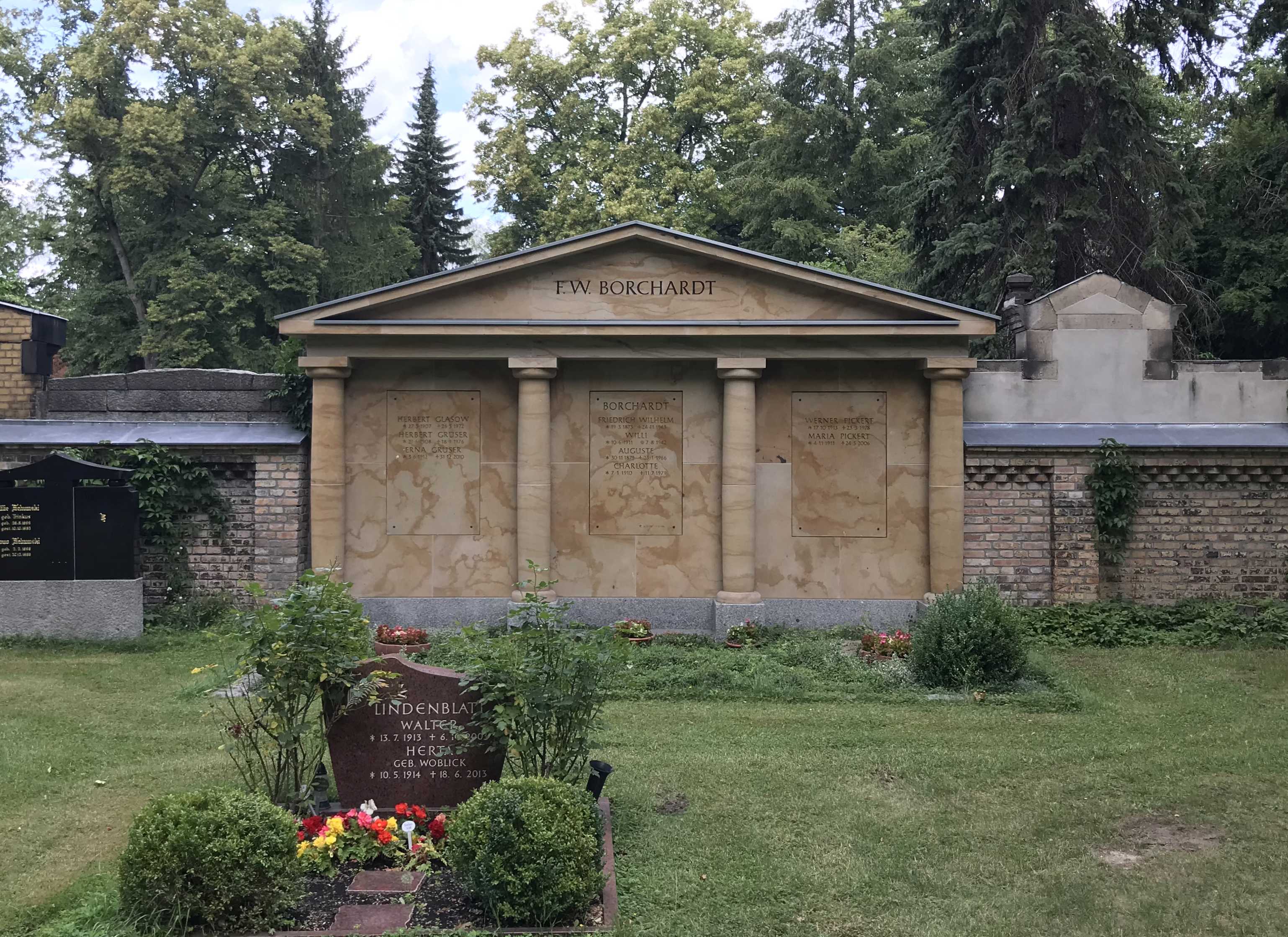 Grabstein Auguste Borchardt, Friedhof der St. Thomas Gemeine, Berlin-Neukölln