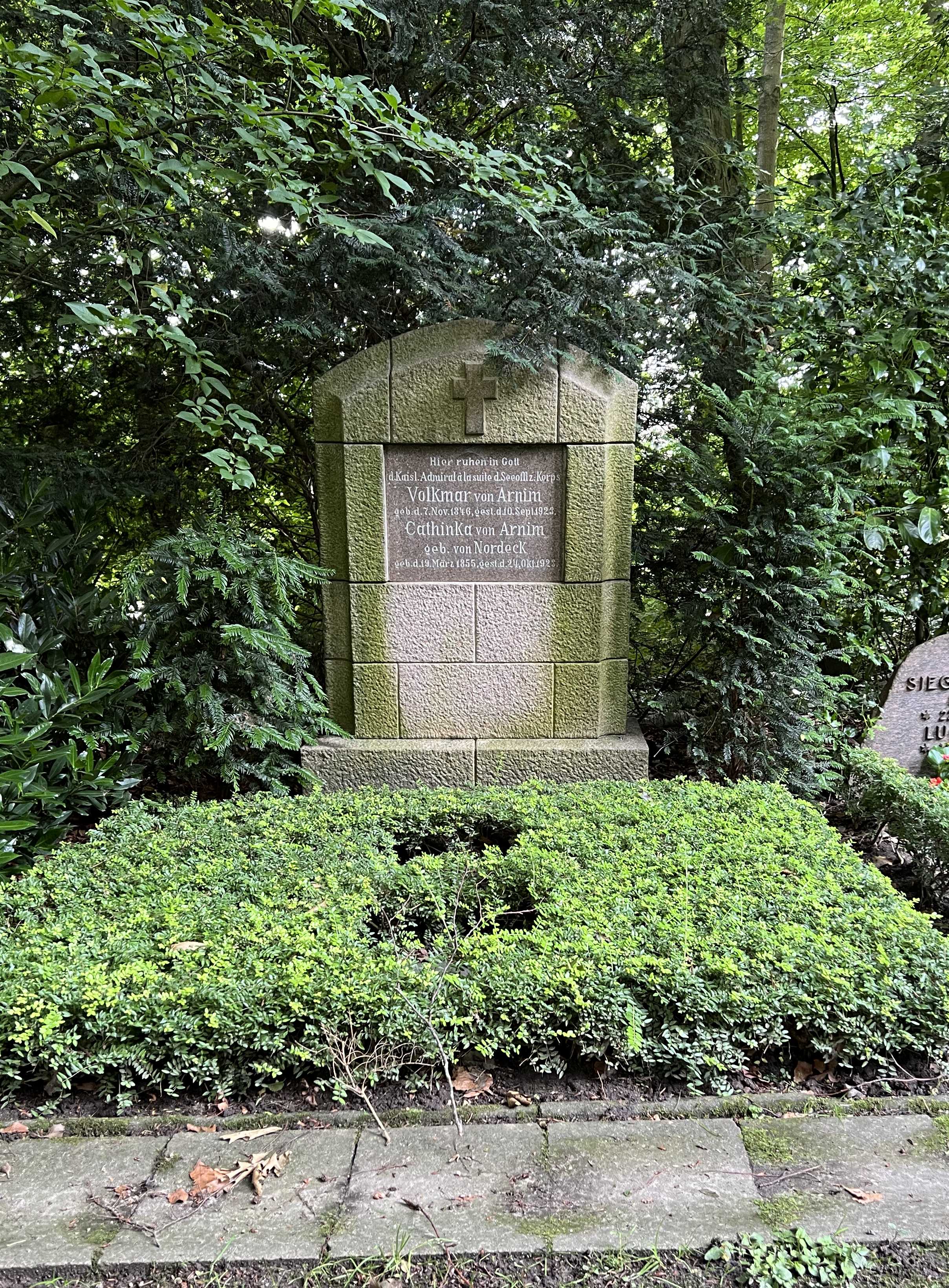 Grabstein Volkmar von Arnim, Nordfriedhof, Kiel, Schleswig-Holstein