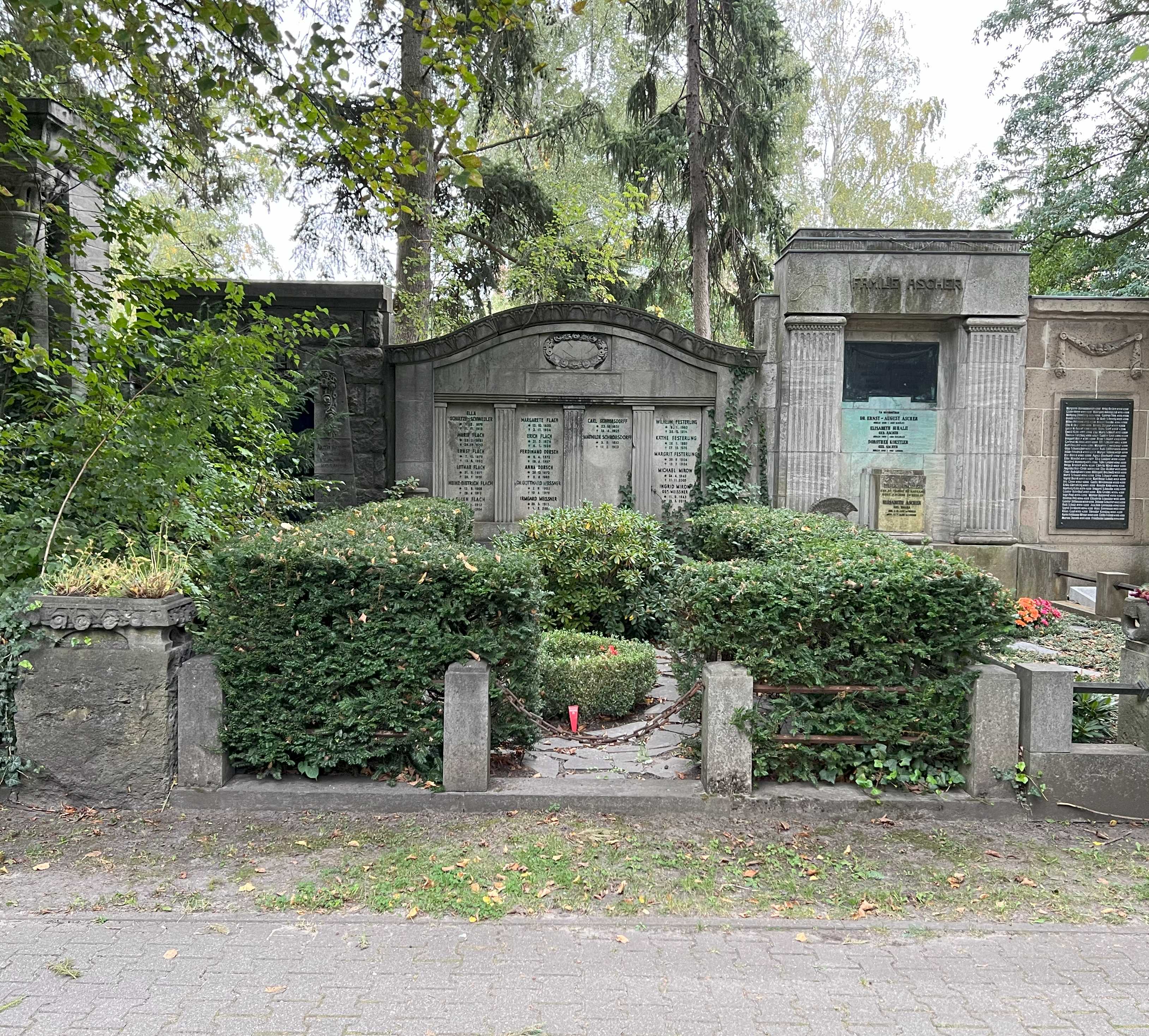 Grabstein Heinz-Dietrich Flach, Friedhof Wilmersdorf, Berlin